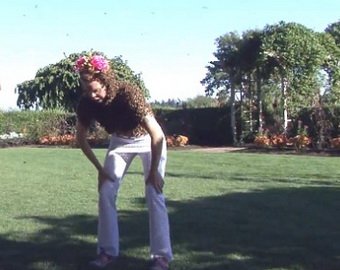 Американка научилась медитации с пчелиным роем на теле