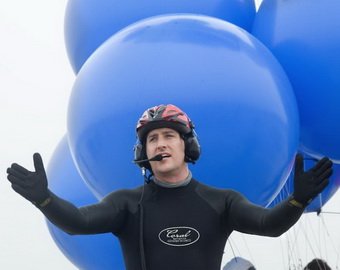 Мужчина пролетел 7 километров над морем на воздушных шариках