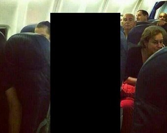 Пассажир полностью обмотался целофаном в самолете