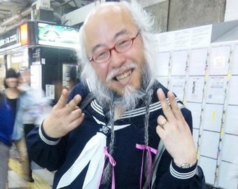 В Токио живет дедушка, который одевается как школьница
