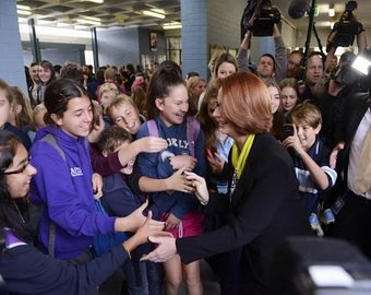 Школьники запустили бутербродом в премьер-министра Австралии
