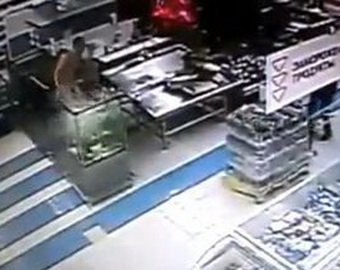 Голый мужчина искупался в аквариуме супермаркета