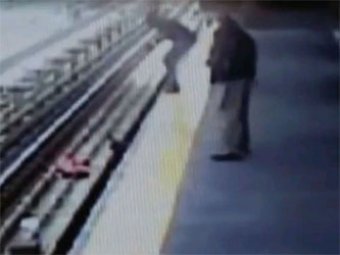 Младенца чудом спасли из-под колес прибывающего поезда