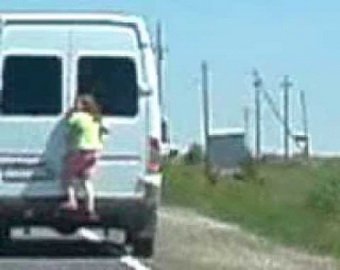 Дочка разыграла отца, прокатившись на бампере его фургона