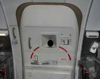 Спортсмен пытался открыть дверь самолета, перепутав ее с туалетом
