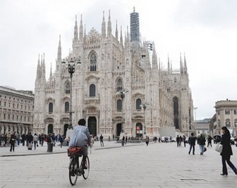 Итальянец приземлился с парашютом на центральной площади Милана