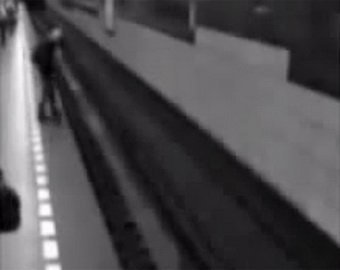 Девушка чудом выжила, упав под поезд