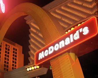 Британку оштрафовали за приезд в McDonald"s на пони