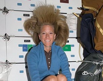 Женщина-астронавт показала, как моют голову в космосе