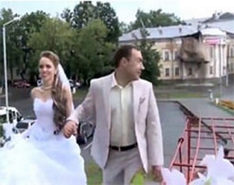 В Костроме здание развалилось, попав на свадебное видео