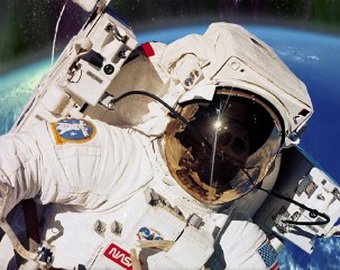 Бельгиец полгода ходит в костюме космонавта