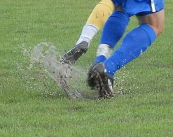 Футболисты отметили забитый мяч дружным "заплывом"