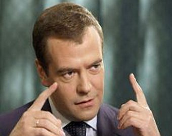 У бизнесмена за долги арестовали портрет Медведева