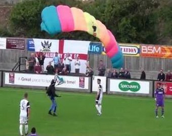 В Англии футбольный матч прервали из-за парашютиста