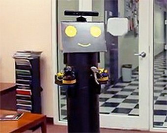 Студенты из подручных средств собрали робота-гуманоида