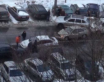 В Сыктывкаре джип помял десять машин на парковке