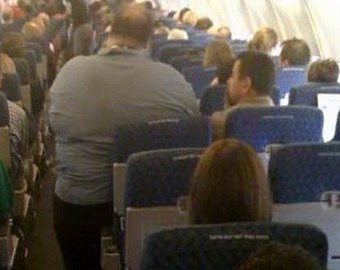 Толстому авиапассажиру дали дополнительное место … в соседнем ряду