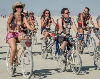 5000 человек устроили топлесс-прогулку на велосипедах