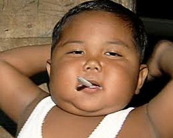 «Курящий младенец» отучился от сигарет, но подсел на фастфуд