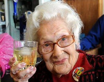 100-летняя британка выкурила за жизнь 460 тысяч сигарет