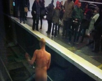 В парижском метро голый мужчина парализовал движение