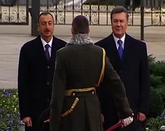 Глава почетного караула едва не отрубил себе голову, приветствуя Януковича и Алиева