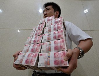 В Китае жених подарил невесте 102 кг денег