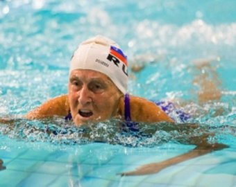 90-летняя пловчиха установила два рекорда