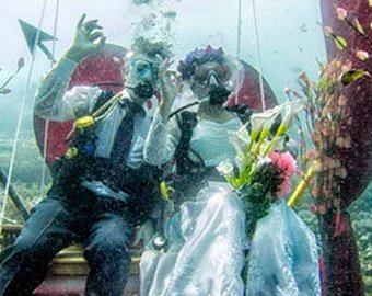 Аквалангисты сыграли свадьбу на глубине 12 метров