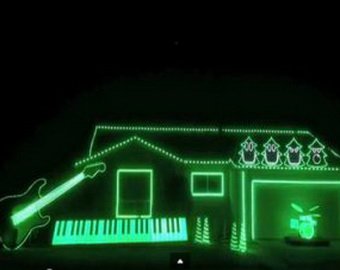 Калифорниец украсил свой дом к Рождеству 70 тысячами лампочек