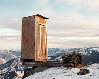 Самый экстремальный туалет мира "висит" в Сибири