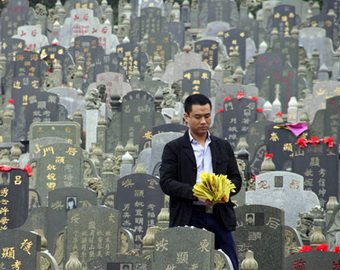 В Китае бизнесмен нанес рекламу на могилы