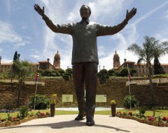 Власти ЮАР потребовали убрать кролика из уха статуи Манделы