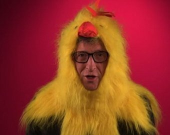 Билл Гейтс надел костюм цыпленка ради рекламы