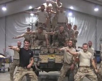 Шведские морпехи покорили Интернет кавером на танец Джона Траволты