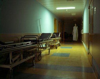 На больничной койке над телом пациента засняли черта