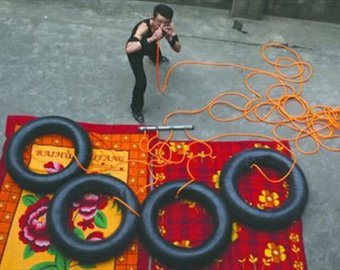 В Китае живет человек-насос, надувающий носом  шины