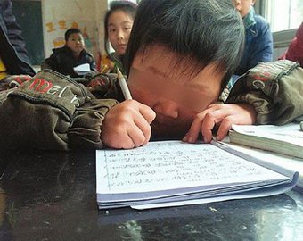 Китаец носит сына в школу на спине, преодолевая 30 км ежедневно