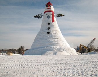 Американец cлепил 15-метрового снеговика