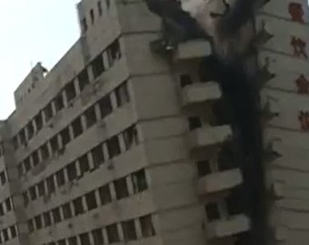 Китайцы снесли многоэтажку, распилив ее на две части