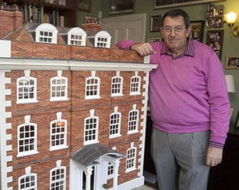 Отец 35 лет строил для дочери кукольный домик