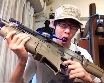 Японец научился чистить зубы пистолетами