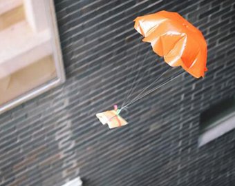 Австралийцы доставляют бутерброды клиентам с помощью парашютов