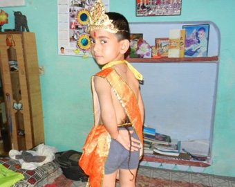 В Индии хвостатого мальчика считают богом