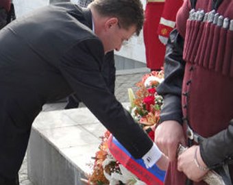 Чиновник по ошибке сжег флаг Словакии, перепутав его с российским