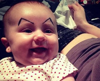 Новая мода в Интернете — родители рисуют брови своим малышам