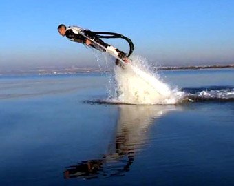 Экстремал-изобретатель представил летающий водный «скейтборд»