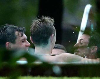 Хорватских футболистов застукали голыми в бассейне