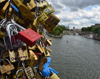 В Париже под тяжестью "замков любви" обрушился мост