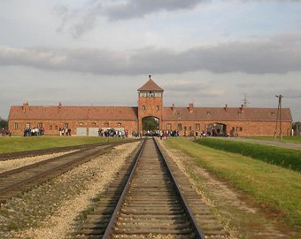 Пользователи Twitter возмущены селфи из Освенцима 